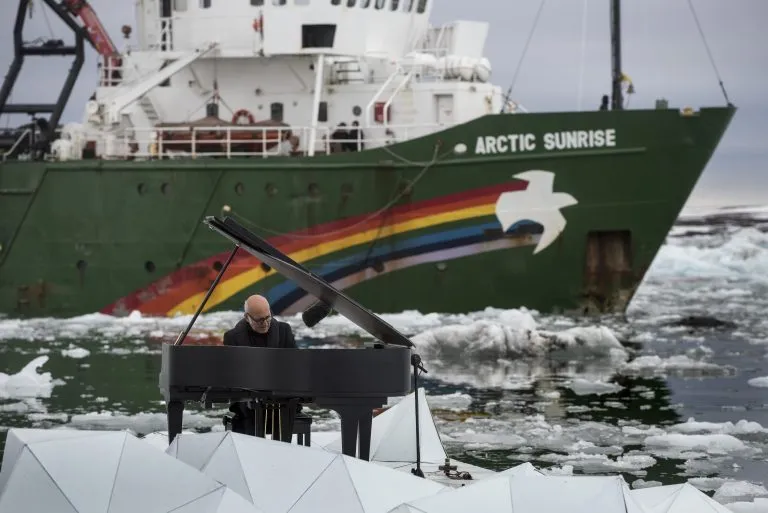 Ludovico Einaudi suona il pianoforte tra i ghiacci dell’Artico: testimonial campagna Greenpeace