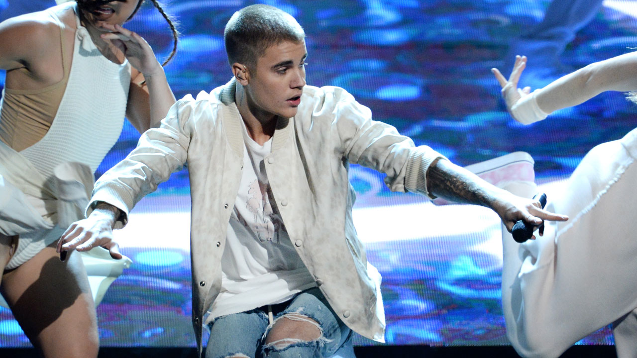 Justin Bieber cade dal palco mentre canta