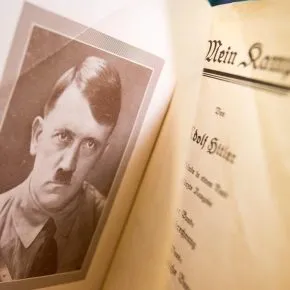 Mein Kampf esce in edicola con Il Giornale, Renzi indignato: “Squallido”