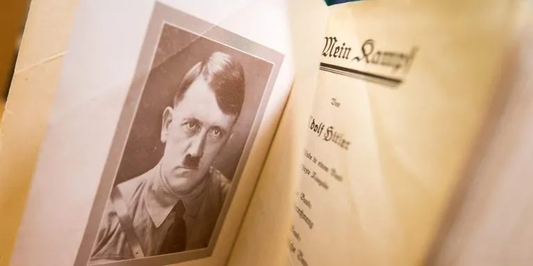 Mein Kampf esce in edicola con Il Giornale, Renzi indignato: “Squallido”