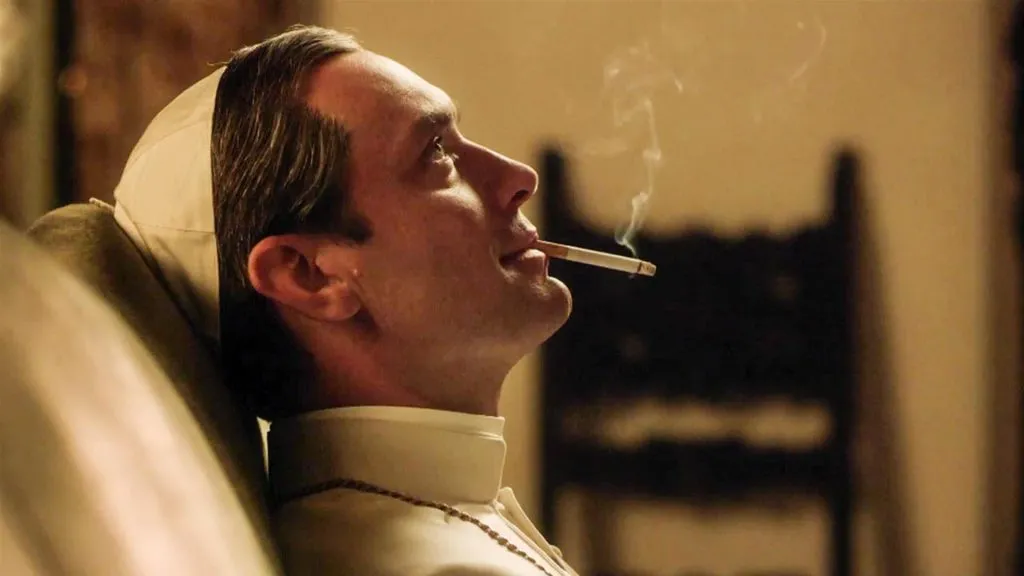 ‘The Young Pope’ di Sorrentino divide a Venezia: Jude Law è un Papa enigmatico