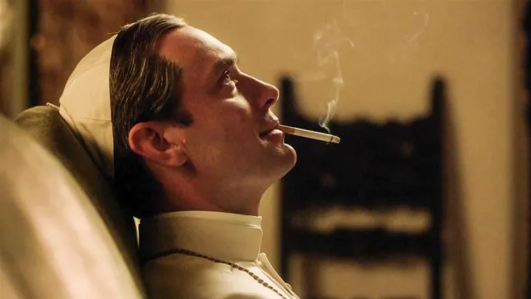 ‘The Young Pope’ di Sorrentino divide a Venezia: Jude Law è un Papa enigmatico
