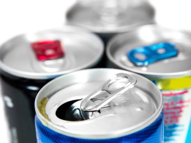 Energy drink con alcol come cocaina