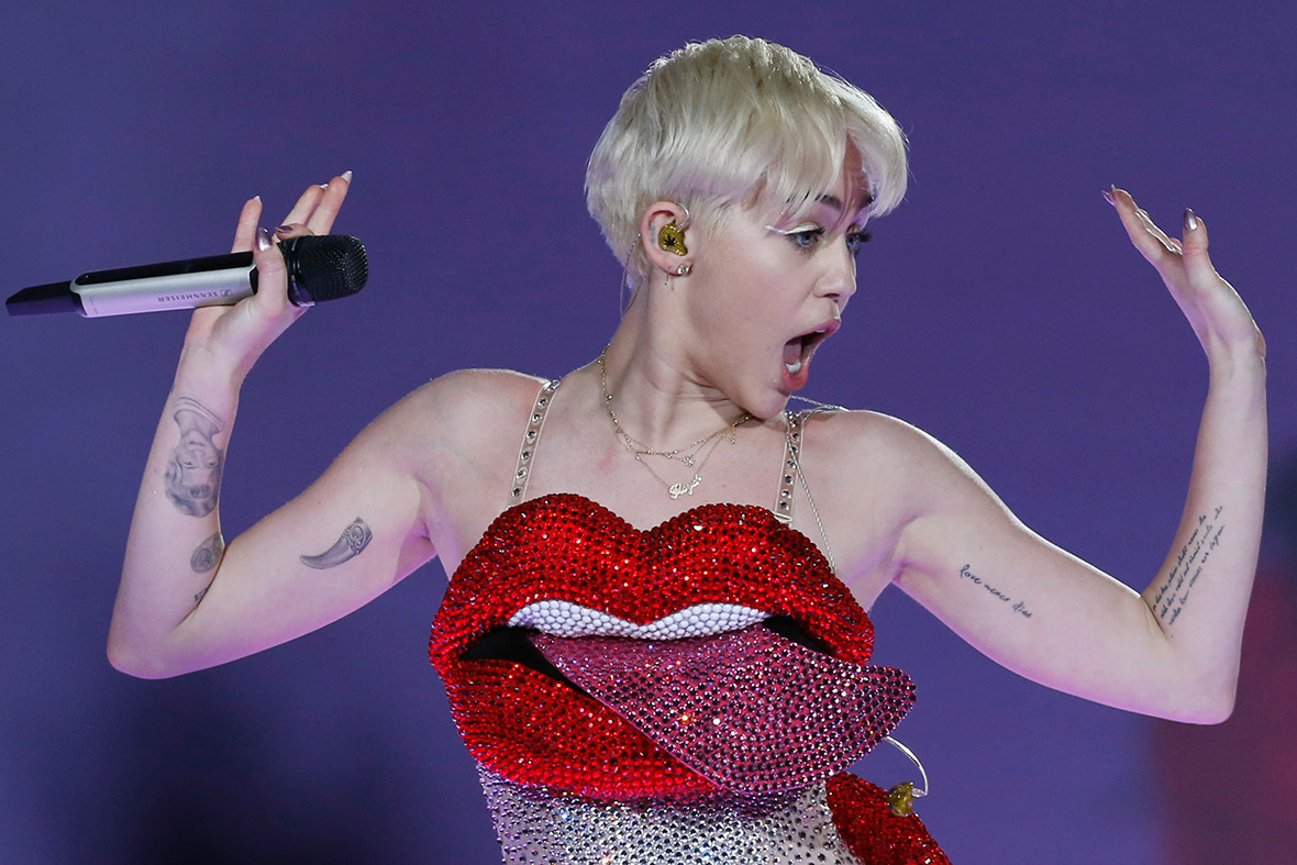 Miley Cyrus disinibita a Londra: palpatine dei fan sulle parti intime