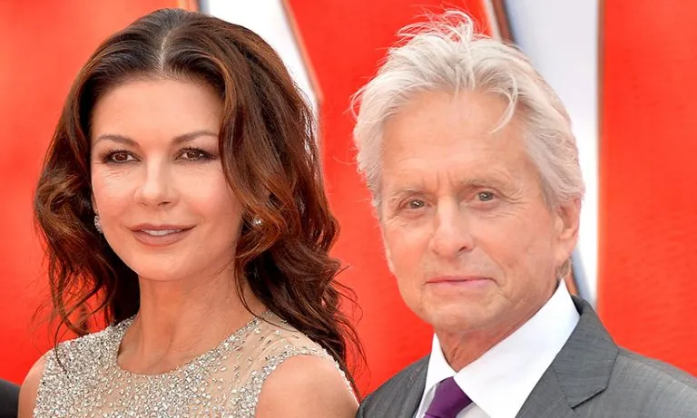 Catherine Zeta Jones mostra lato b su Instagram: immortalata da Michael Douglas