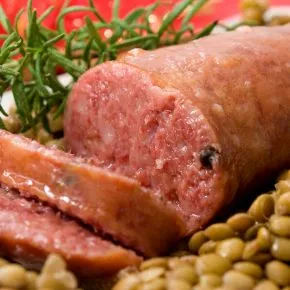 Cotechino a Capodanno: quante calorie e grassi si incamerano?