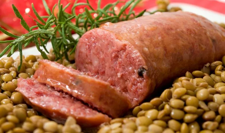 Cotechino a Capodanno: quante calorie e grassi si incamerano?