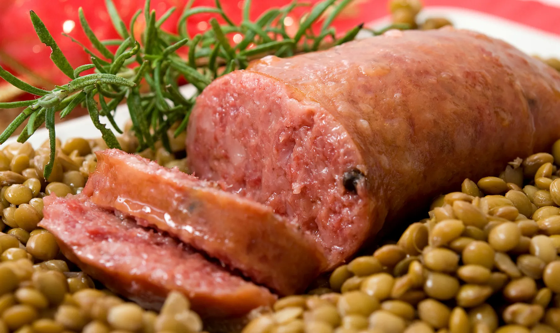 Cotechino a Capodanno: quante calorie e grassi si incamerano?