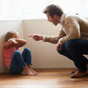 Genitori autoritari? Il rischio di abbandonare presto gli studi