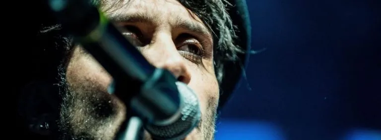 Fabrizio Moro porta doni ai bambini: la sensibilità di un artista straordinario