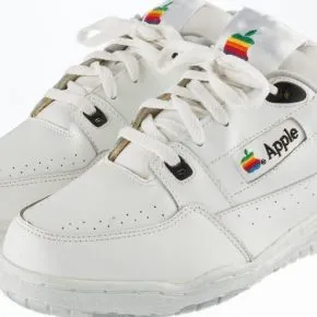 Scarpe Apple all’asta per quindicimila dollari