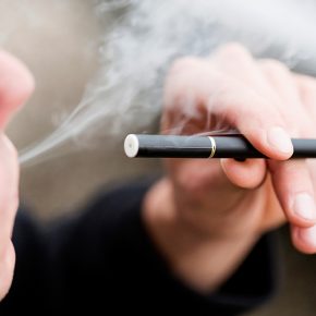 Sigarette elettroniche fanno male come le classiche 'bionde': lo studio americano