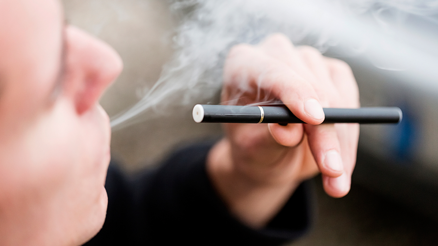 Sigarette elettroniche fanno male come le classiche 'bionde': lo studio americano