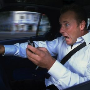 Sospensione della patente per guida con smartphone