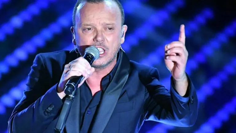 Gigi D’Alessio: 80.000 euro per cantare a Pratola Serra, polemiche