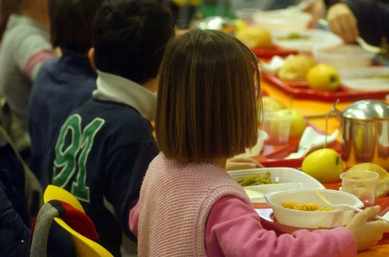 Mensa scolastica miraggio per molti studenti italiani, indagine Save the Children
