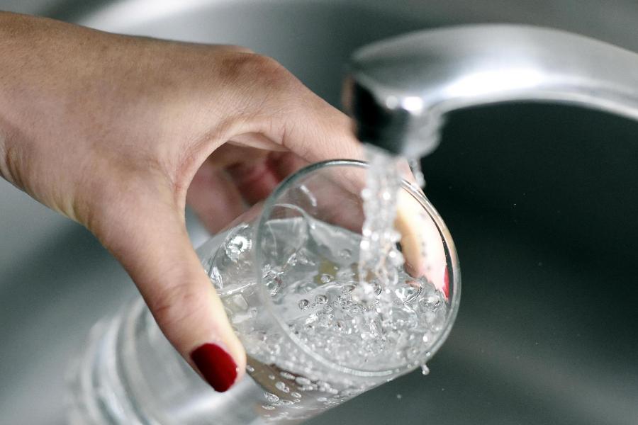 Acqua di rubinetto ha uno strano sapore: colpa della microplastica?