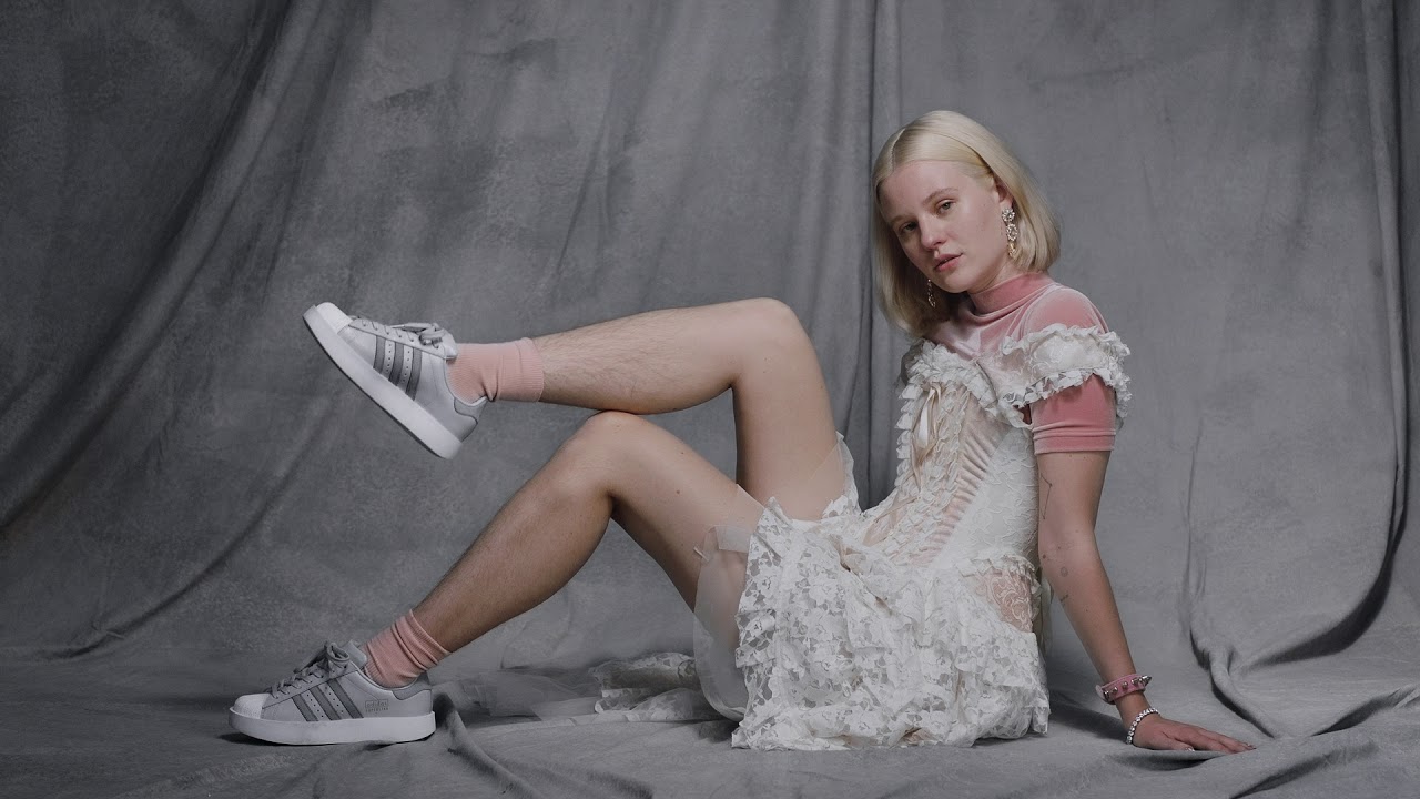 Adidas, polemiche per campagna pubblicitaria con modella non depilata