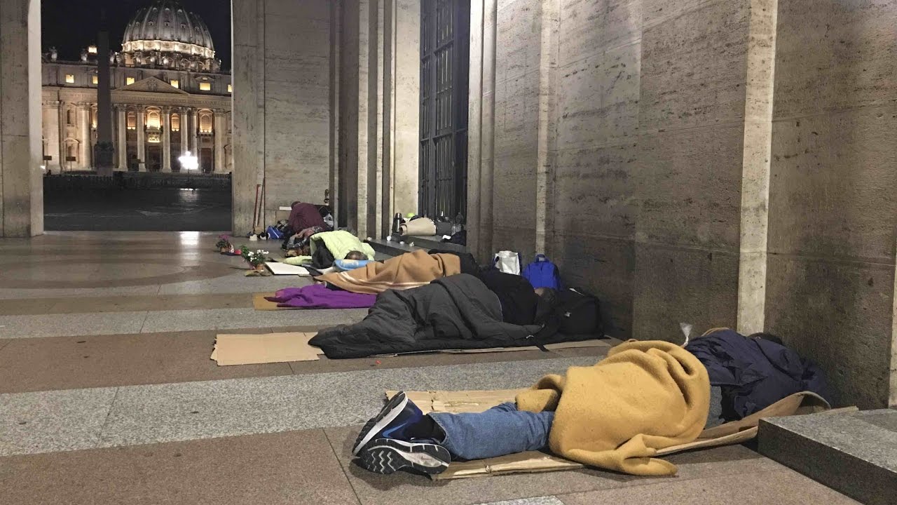 Vaticano caccia senzatetto da Piazza San Pietro. Solo di giorno però