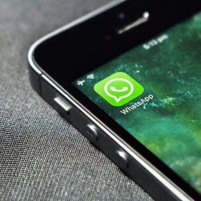 Video 'spinto' finisce nella chat WhatsApp dei genitori, la vergogna di una mamma