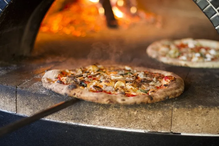 Cartello in pizzeria: “I bimbi non devono disturbare”. Il web si scatena