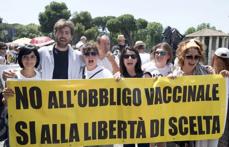 No Vax riportano all’età della pietra: avvertimento dell’Ue