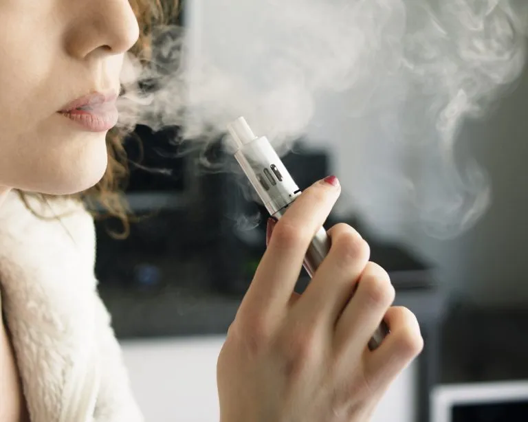 Sigarette elettroniche fanno male come quelle tradizionali: gravi danni alle vie respiratorie