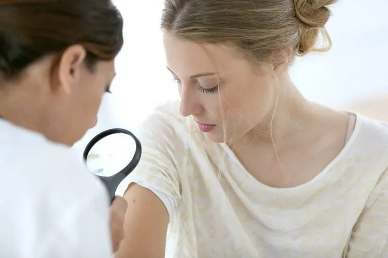 Psoriasi, l’infelicità e la solitudine dei pazienti italiani