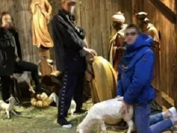 Gesù calpestato e atti osceni nel presepe: foto shock su Instagram