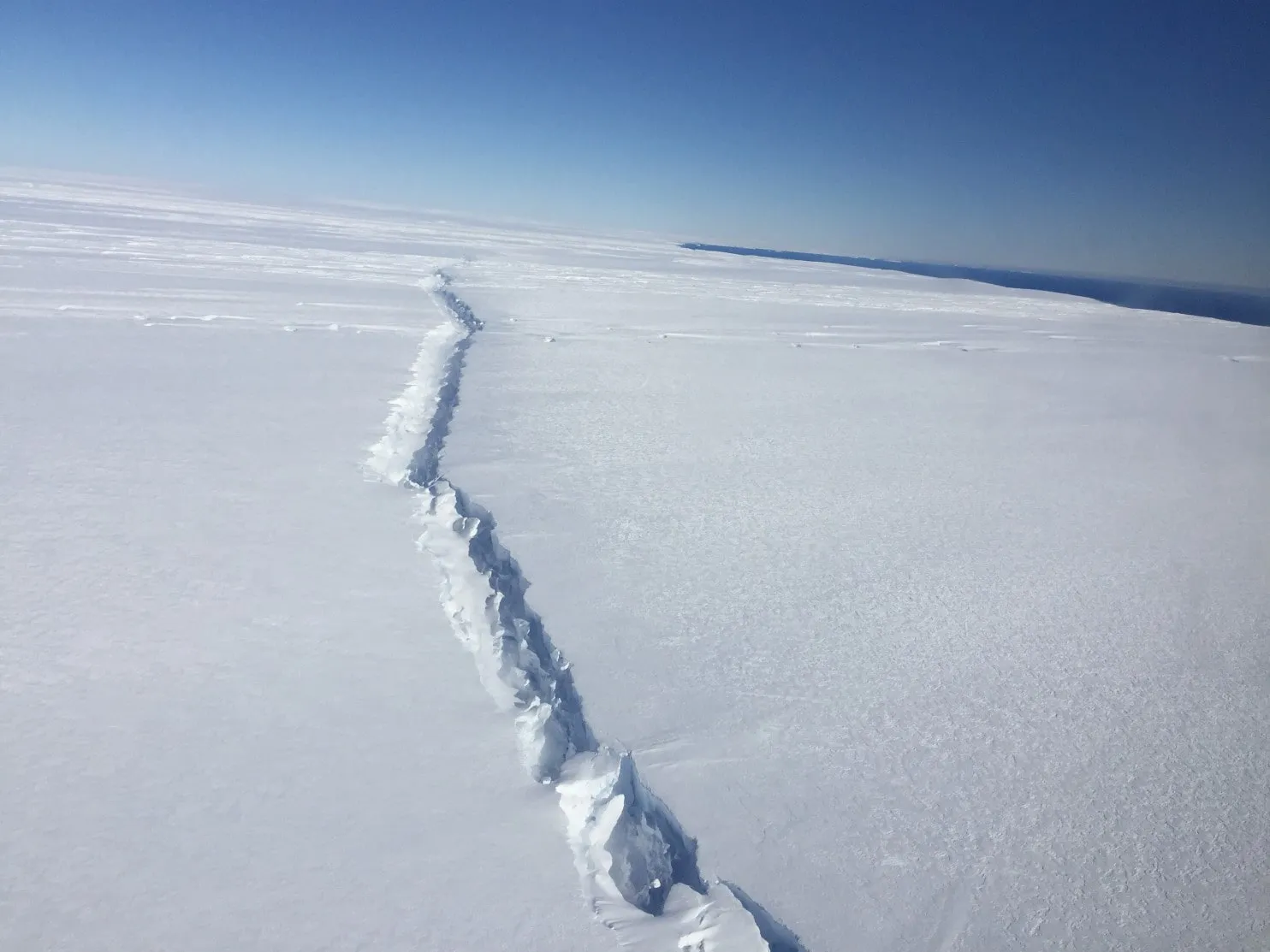 Iceberg 4 volte più grande di Manhattan si è staccato da Pine Island
