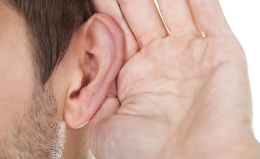 Calo dell’udito associato alla demenza senile: l’importanza degli apparecchi acustici