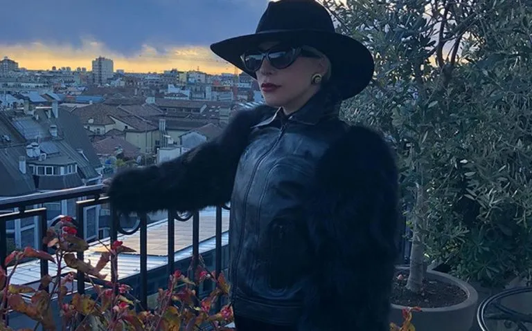 Lady Gaga estasia Milano: Donatella Versace al Forum di Assago