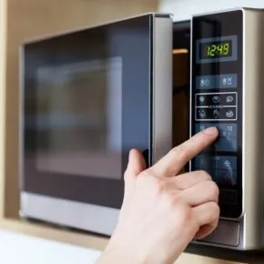 Scongelare la carne al microonde fa male, meglio lasciarla in frigo