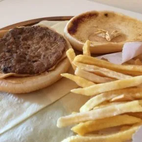 McDonald’s toglie cheeseburger dall’Happy Meal: vendite a picco