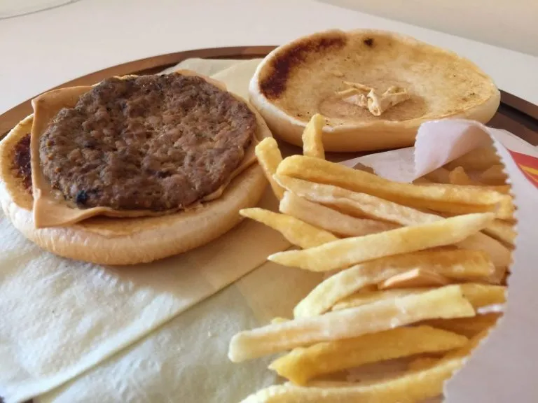 McDonald’s toglie cheeseburger dall’Happy Meal: vendite a picco
