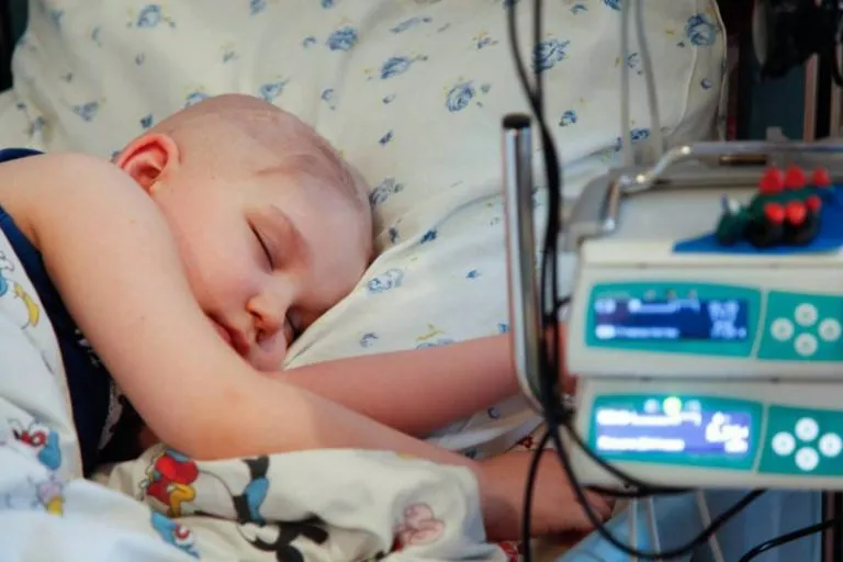 Cancro uccide un bambino ogni 3 minuti: la scarsità dei farmaci oncologici