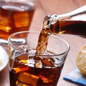 Denti danneggiati da certe bevande: evitare energy drink