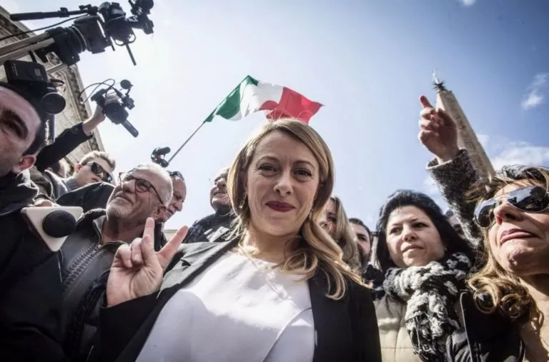 ‘Livorno i fascisti non li vuole’: sputi e insulti per la Meloni