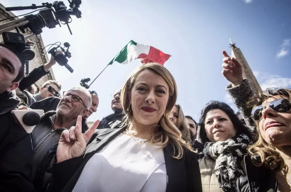 ‘Livorno i fascisti non li vuole’: sputi e insulti per la Meloni