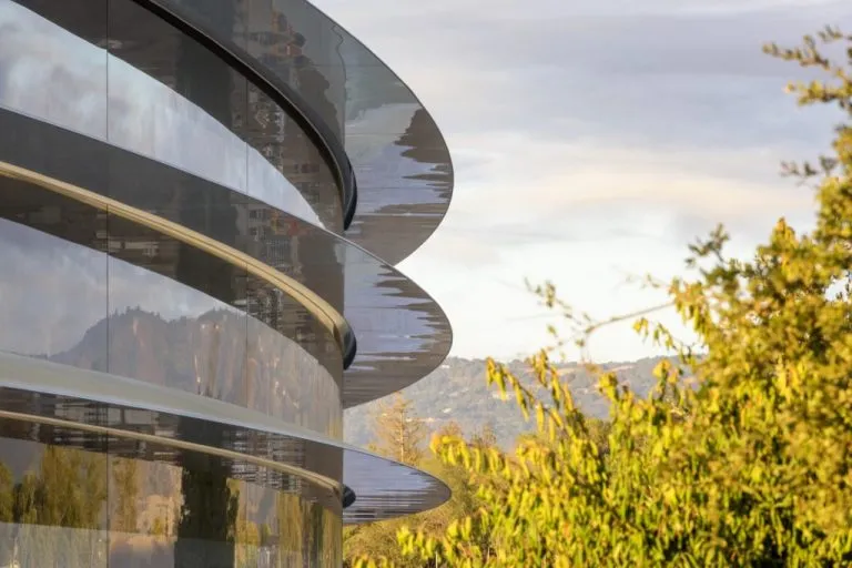 Apple, nuova sede è tutta di vetro: impiegati feriti