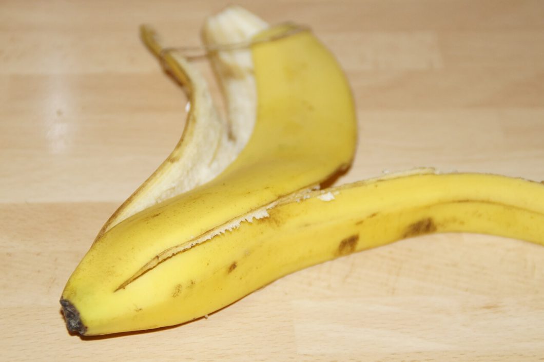 Frutta-banana-buccia-commestibile