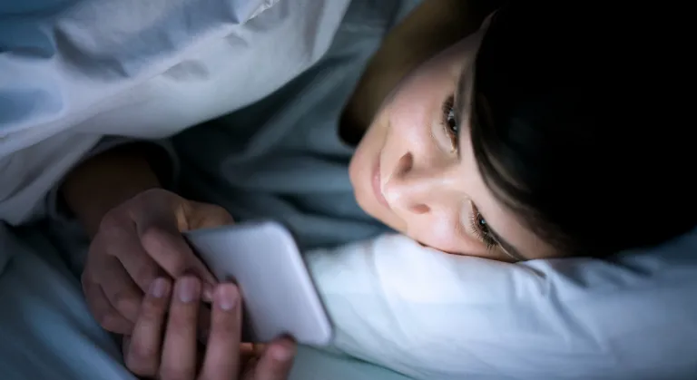 Allarme ‘ritirati sociali’: ragazzi dipendenti da Internet e nomofobici