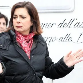 Laura Boldrini offesa dall’ex generale che vuole arrestarla