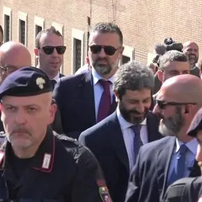 Roberto Fico a piedi al Quirinale per ricevere mandato esplorativo