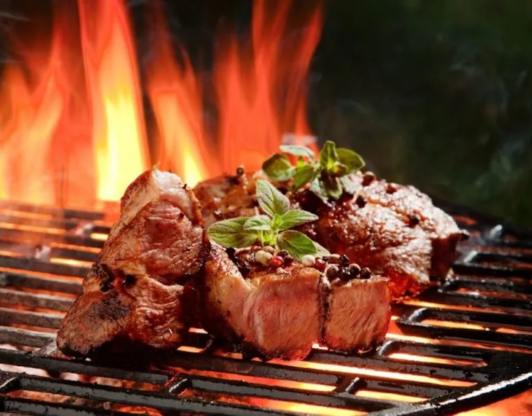 Carne alla griglia può aumentare la pressione sanguigna?