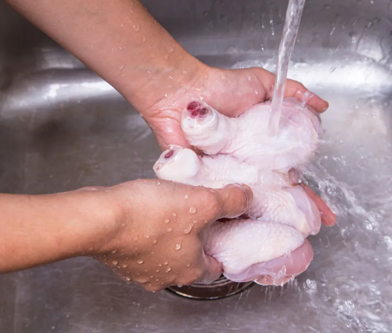 Perché il pollo non va lavato e messo sul ripiano alto del frigo?