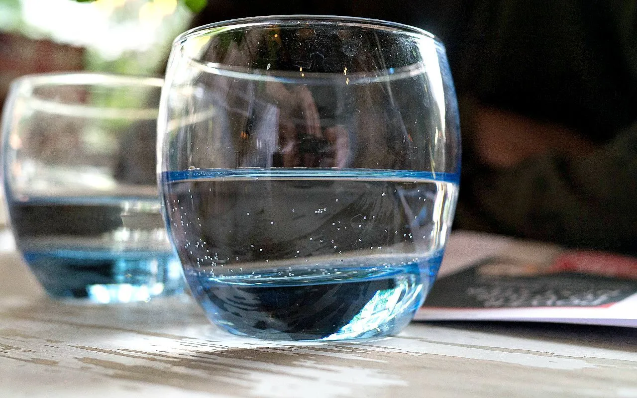 Bere 8 bicchieri d’acqua al giorno fa bene: falso mito