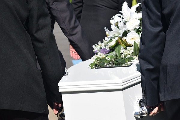 Carro funebre con morto fermato dai vigili: familiari sbigottiti