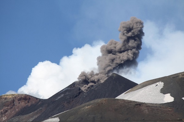 Etna, allarme tsunami: il vulcano scivola sul mare