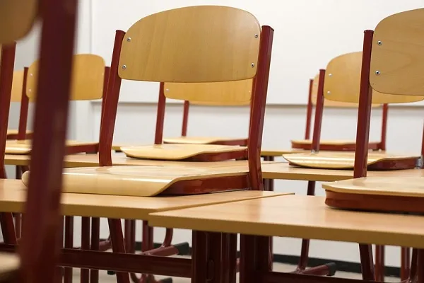 Rissa tra mamme durante una recita: intervengono le autorità
